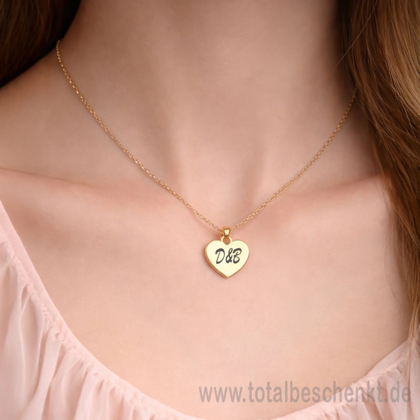 Herzkette Gold an Model