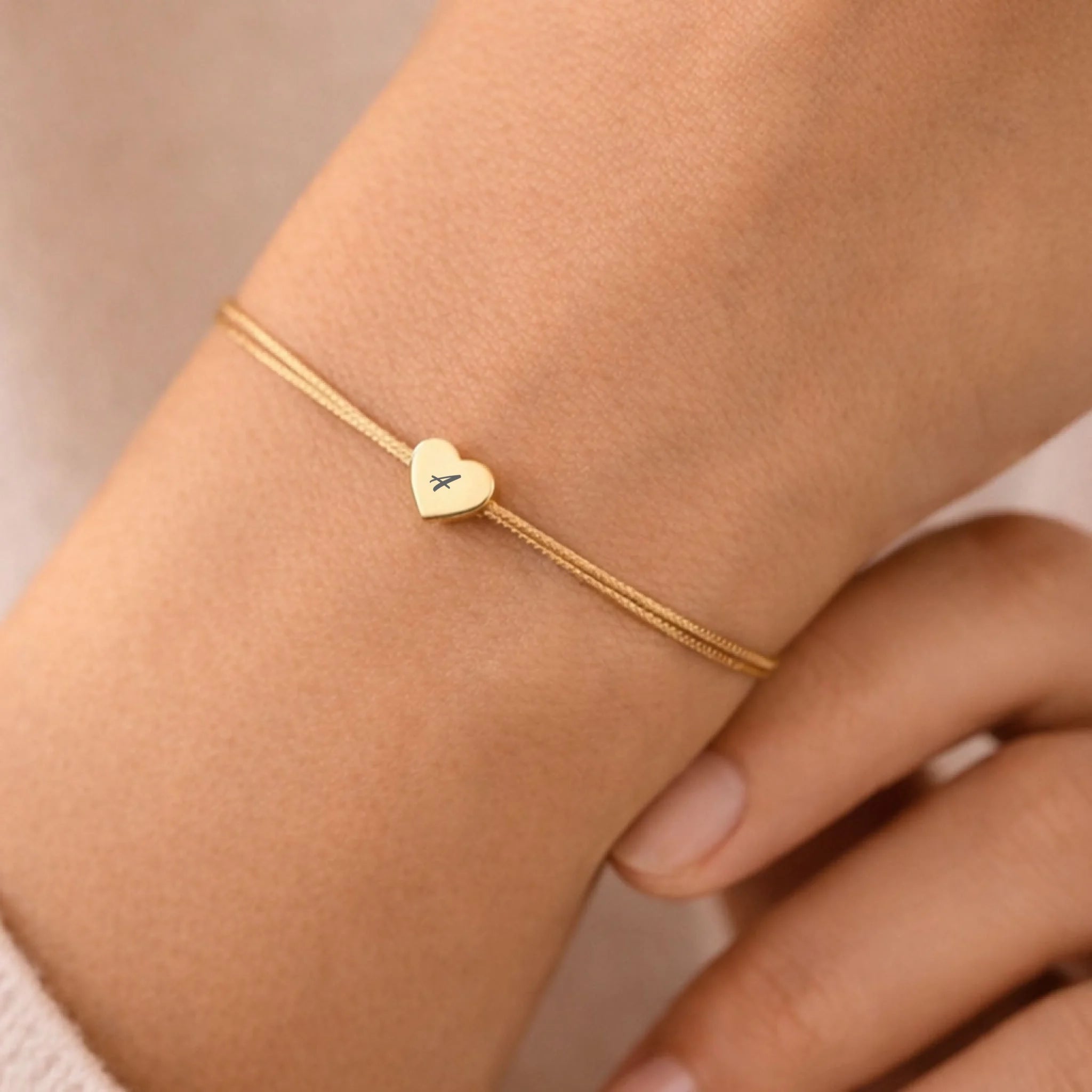 Goldenes Herz Armband Model