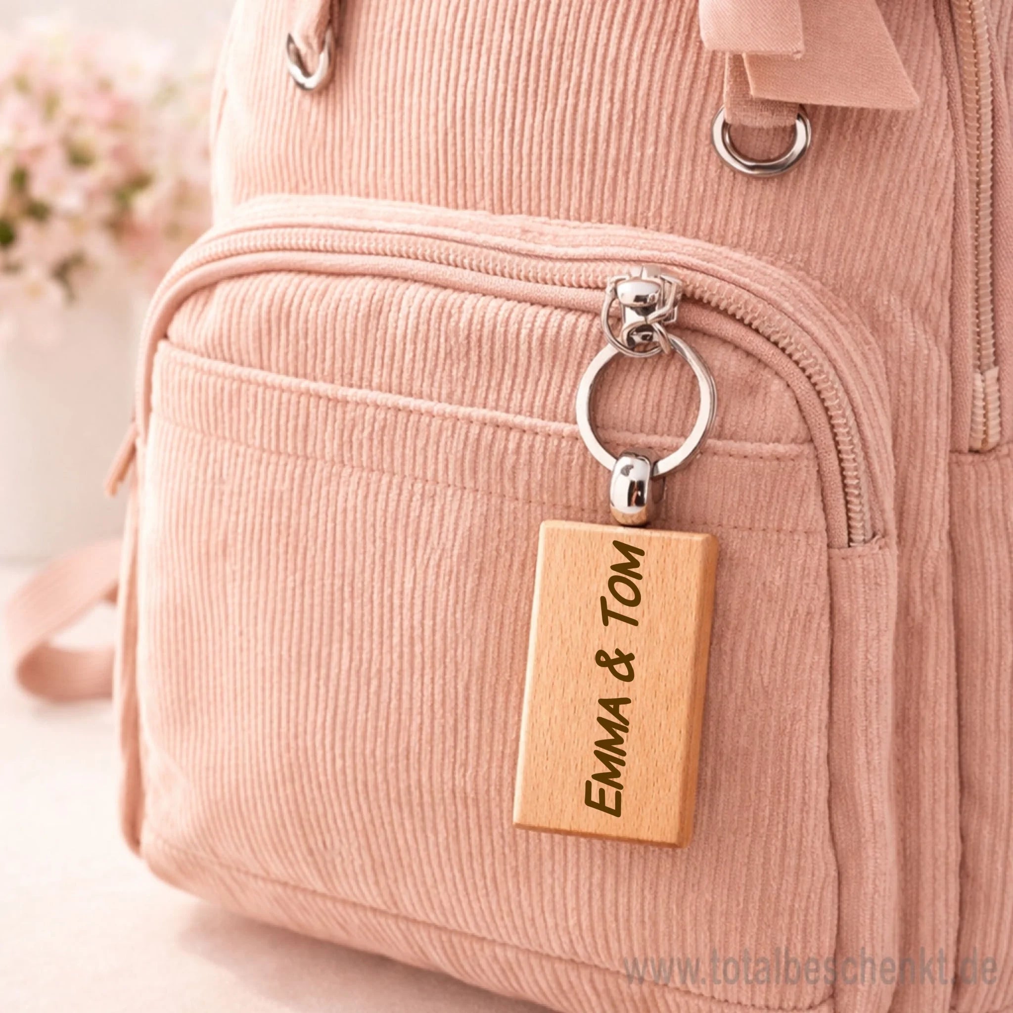 Edler Holz Anhänger an Rucksack