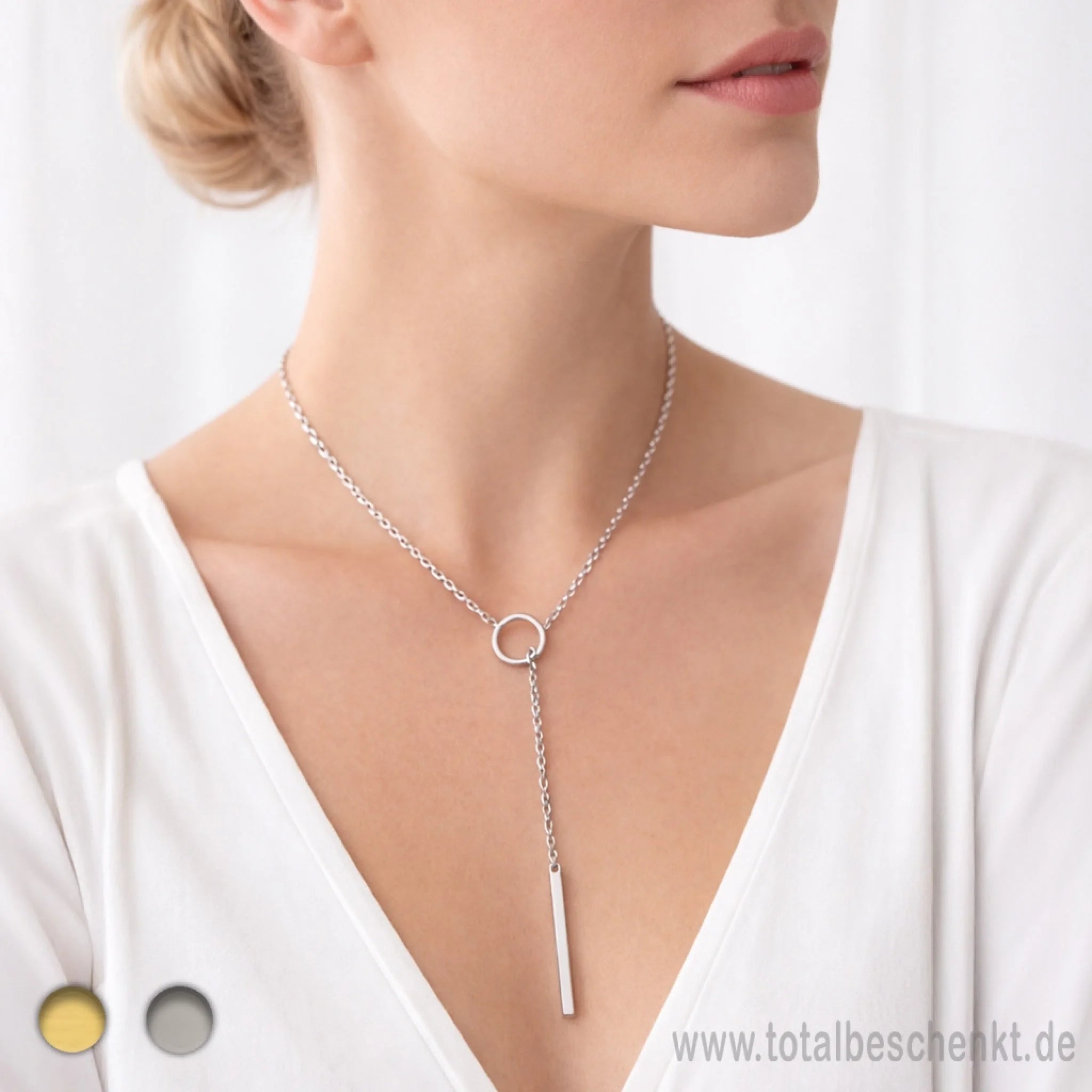 Minimalistische Halskette Silber an Model