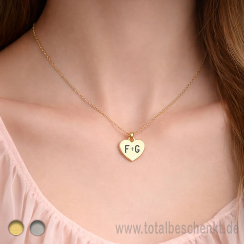 Herzkette Gold an Model