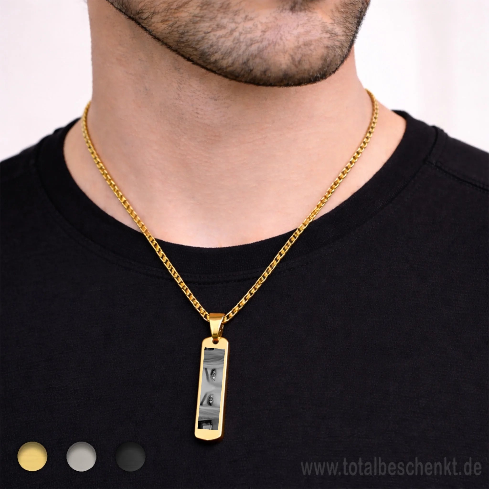 Längliche Herrenkette Gold an Model