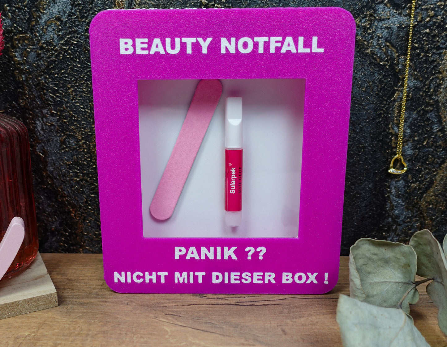 Beauty-Notfallbox – Feile und Kleber für den perfekten Look