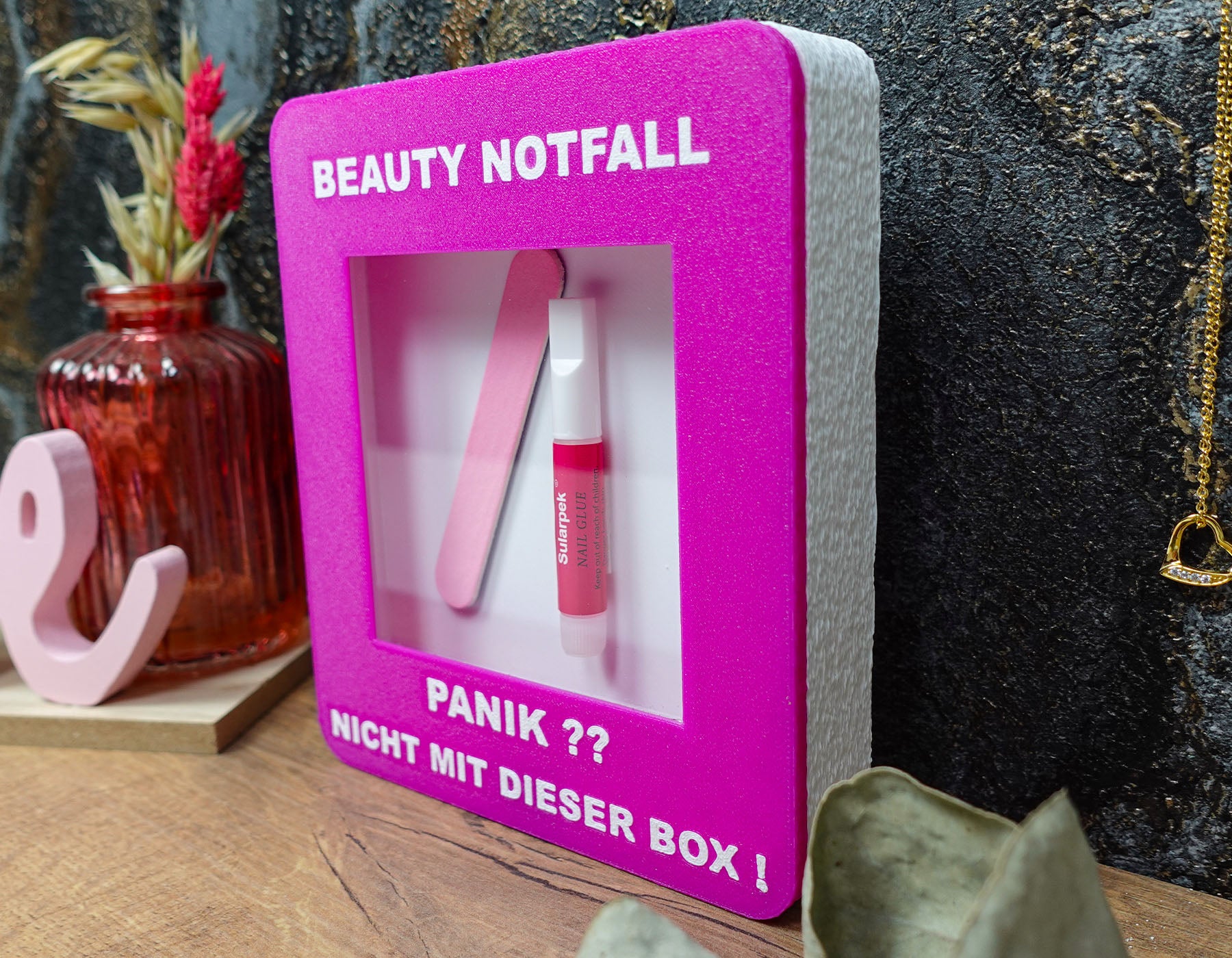 Beauty-Notfallbox – Feile und Kleber für den perfekten Look