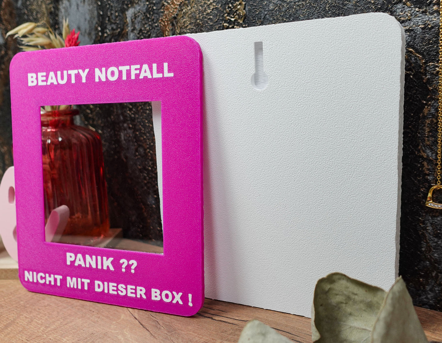 Beauty-Notfallbox – Feile und Kleber für den perfekten Look