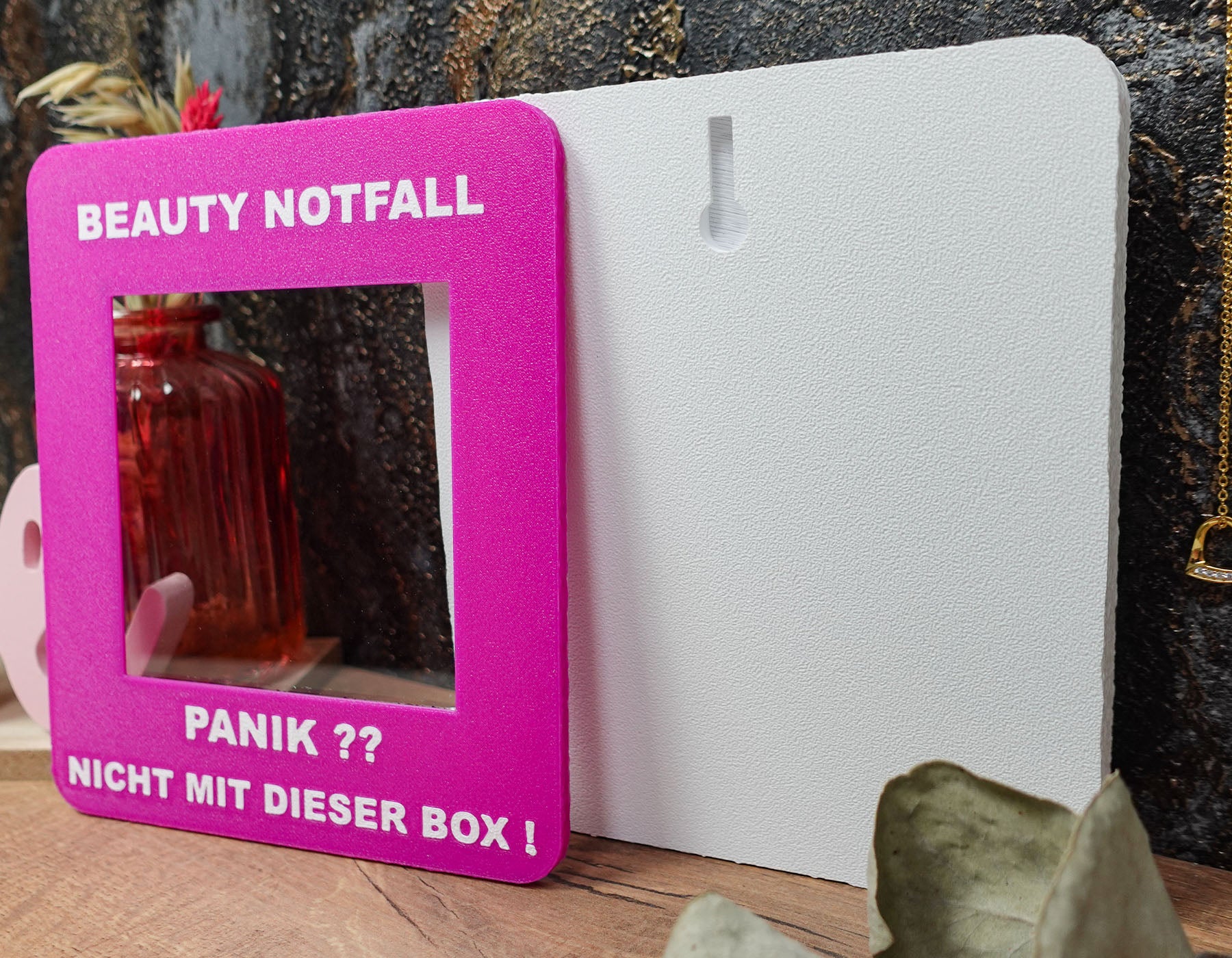 Beauty-Notfallbox – Feile und Kleber für den perfekten Look