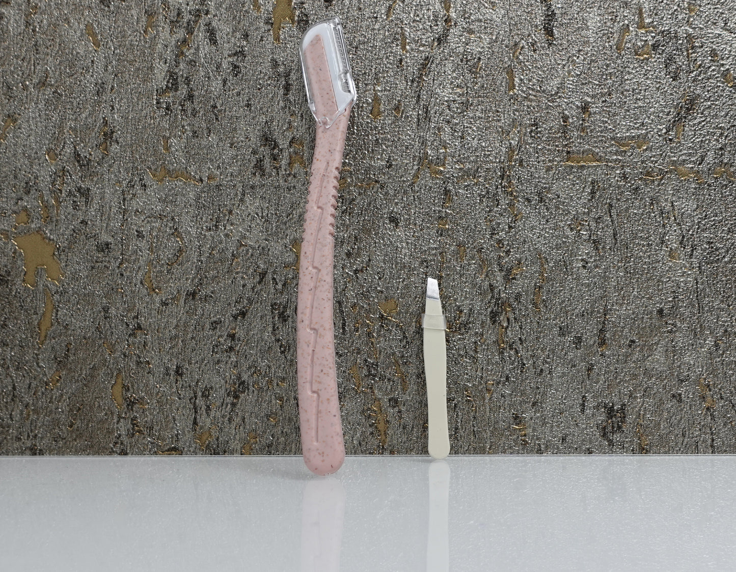 Inhalt: Pinzette und Rasiermesser