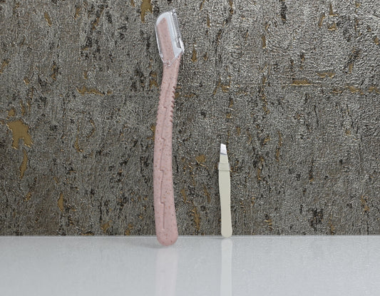 Inhalt: Pinzette und Rasiermesser